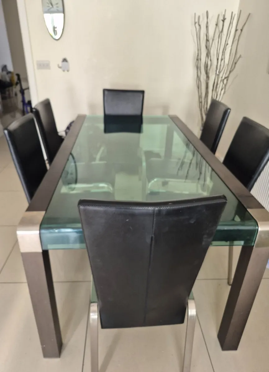 Dining table and 6 chairs - Image 1