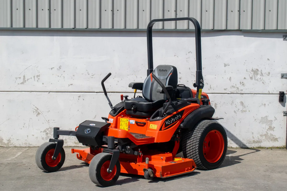 Kubota ZD1211  Lawnmower - Mint - Image 1