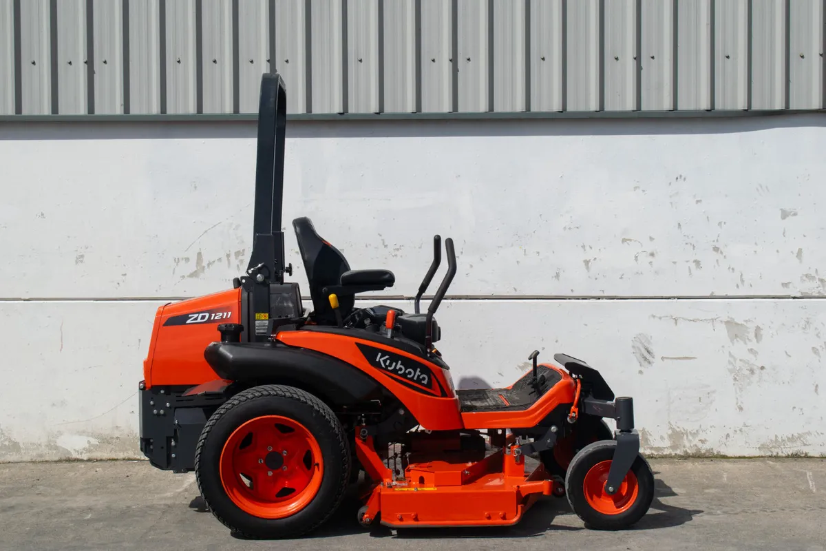 Kubota ZD1211  Lawnmower - Mint - Image 4
