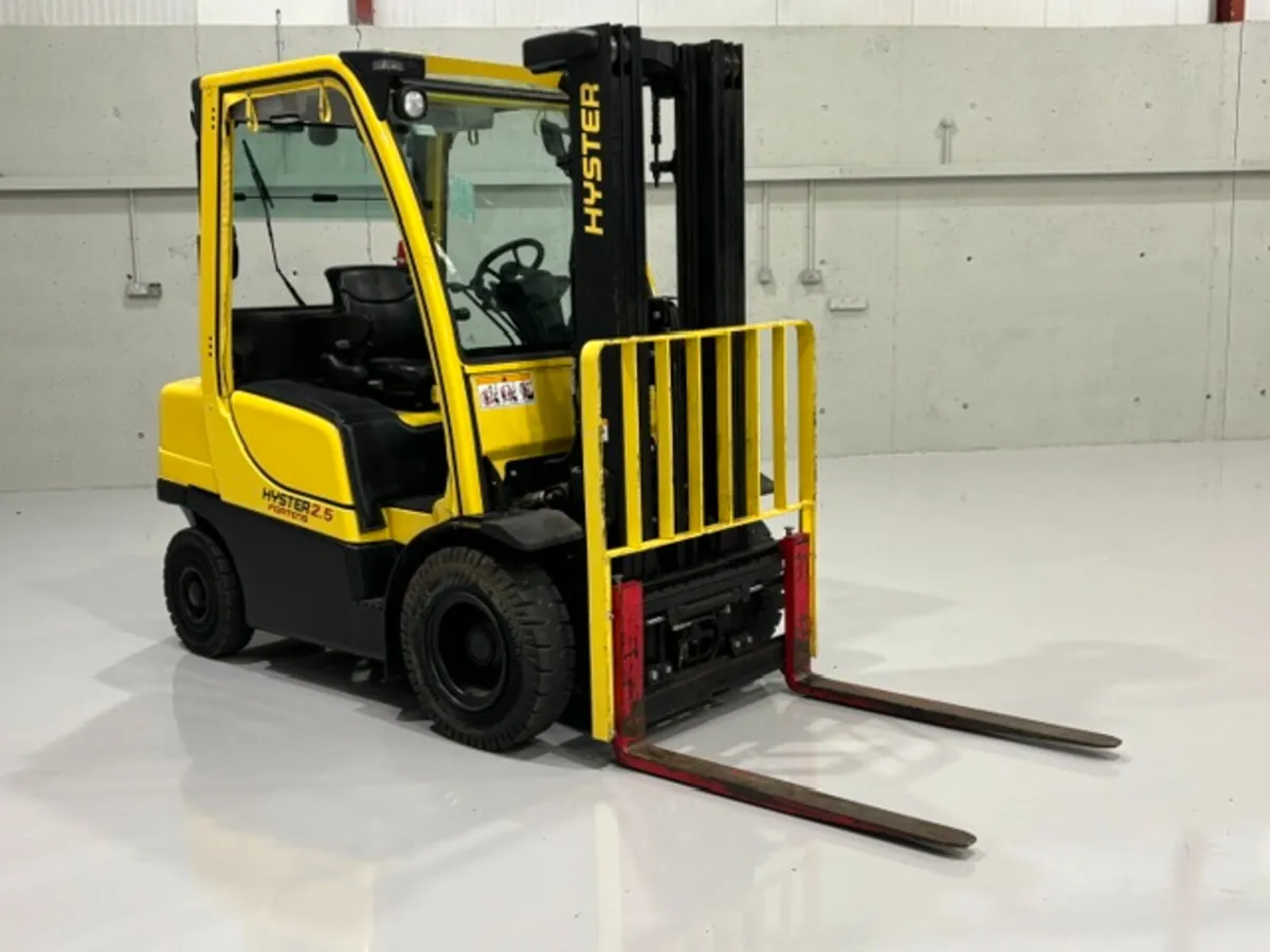 2009 HYSTER 2.5 TON FORK-LIFT - Image 1