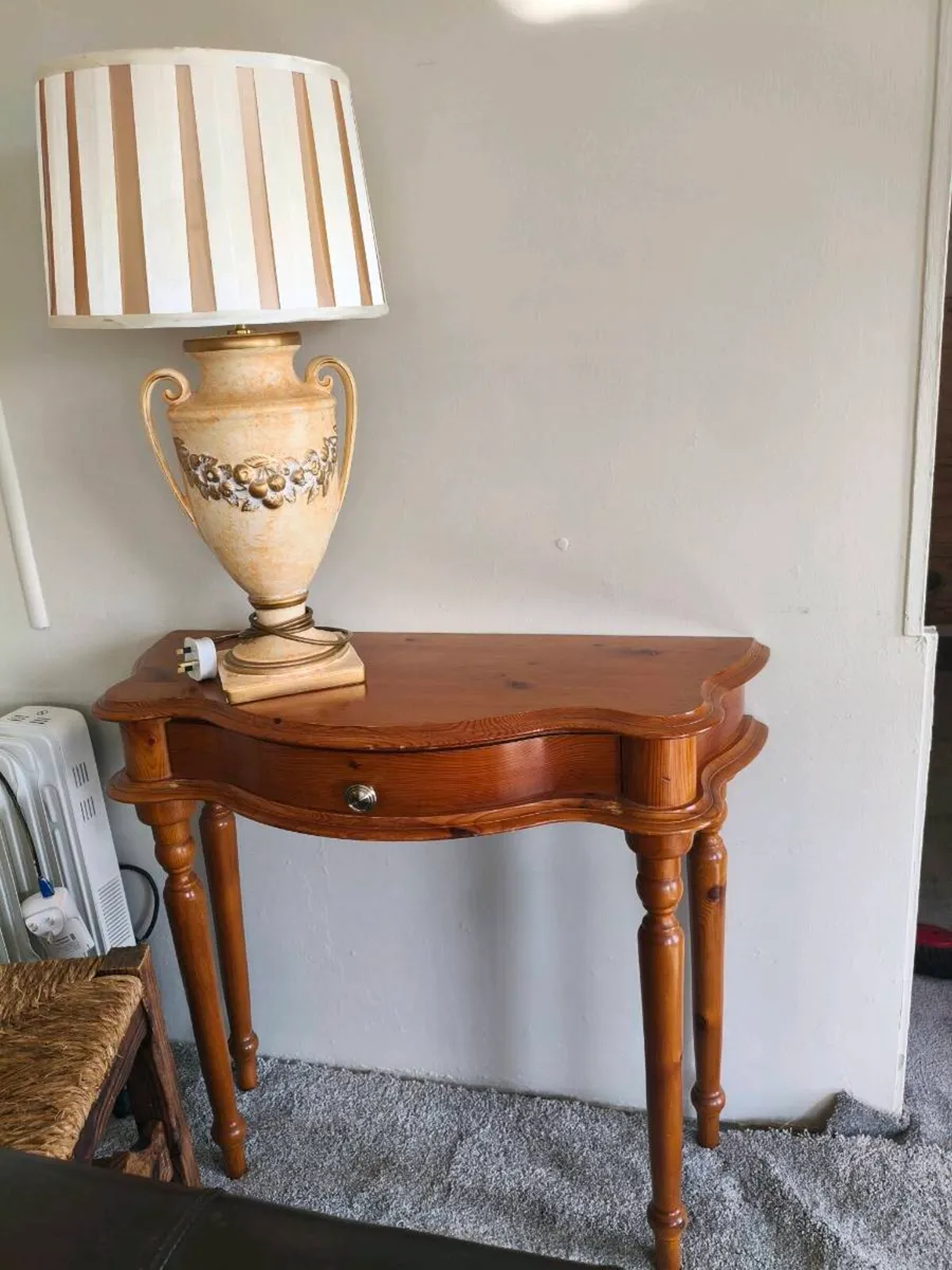 Lovely tidy size hall table. - Image 1