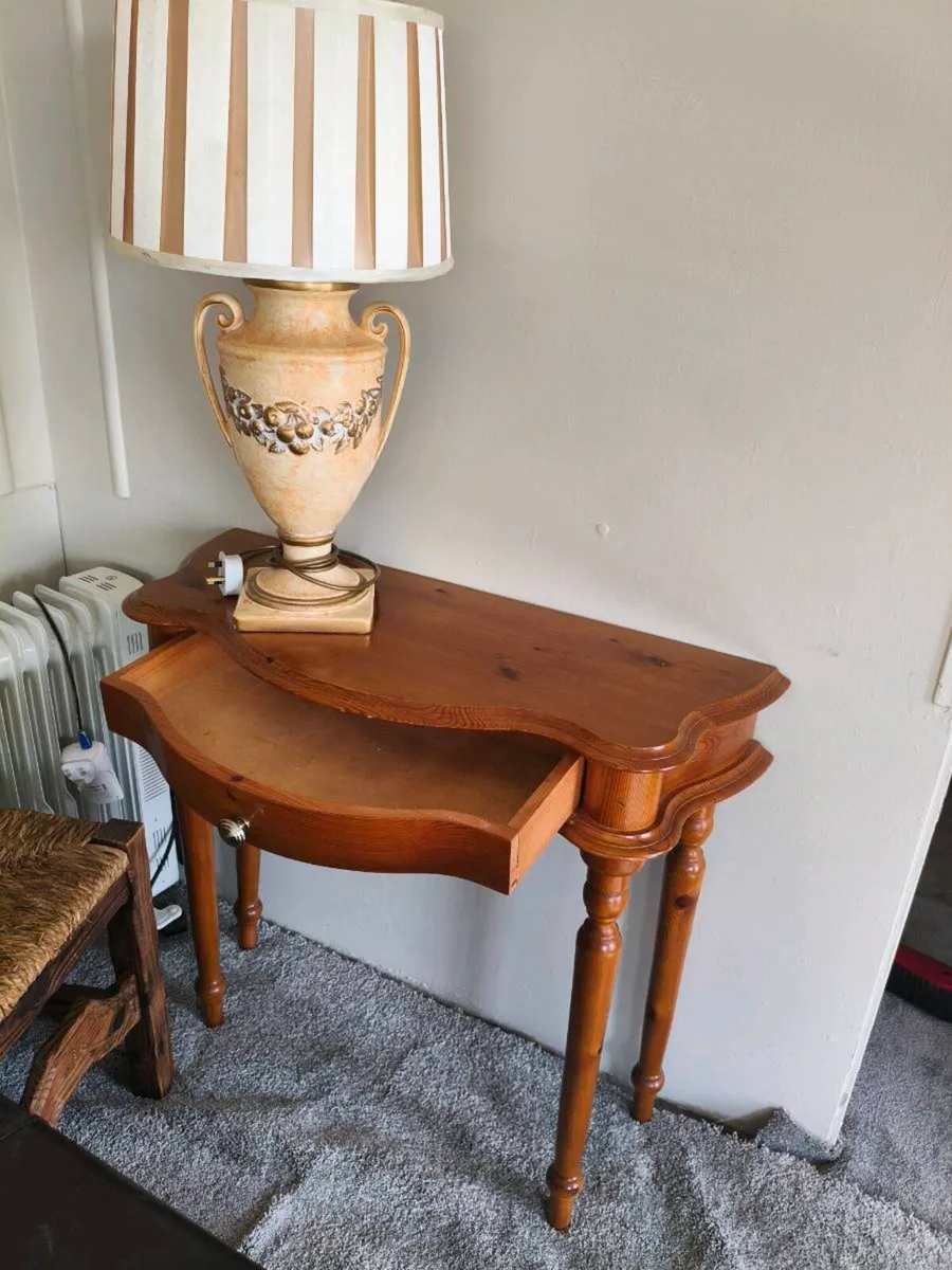 Lovely tidy size hall table. - Image 2