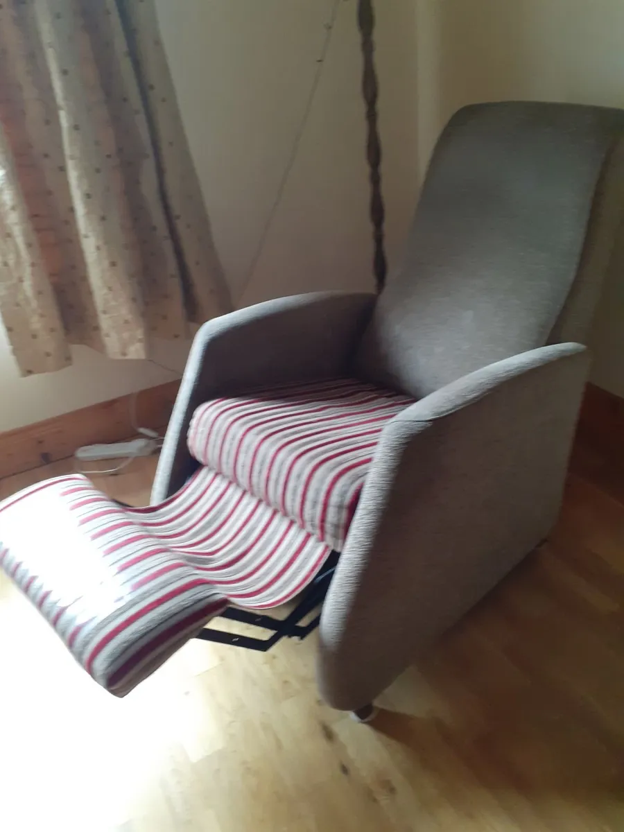 Castlemaine- compact manual recliner - Image 3