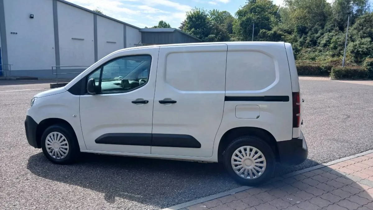 231 Citroën berlingo 3 seater. Van Test 4-27 - Image 4