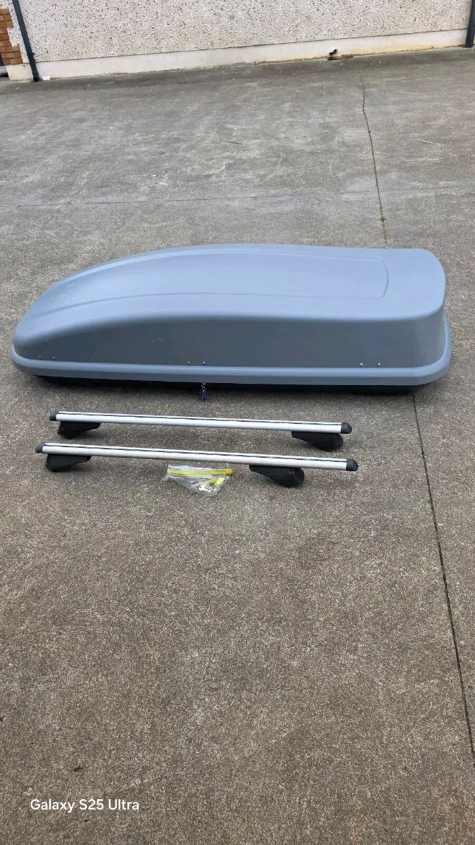 Roof rails with 420L roof box - Image 1