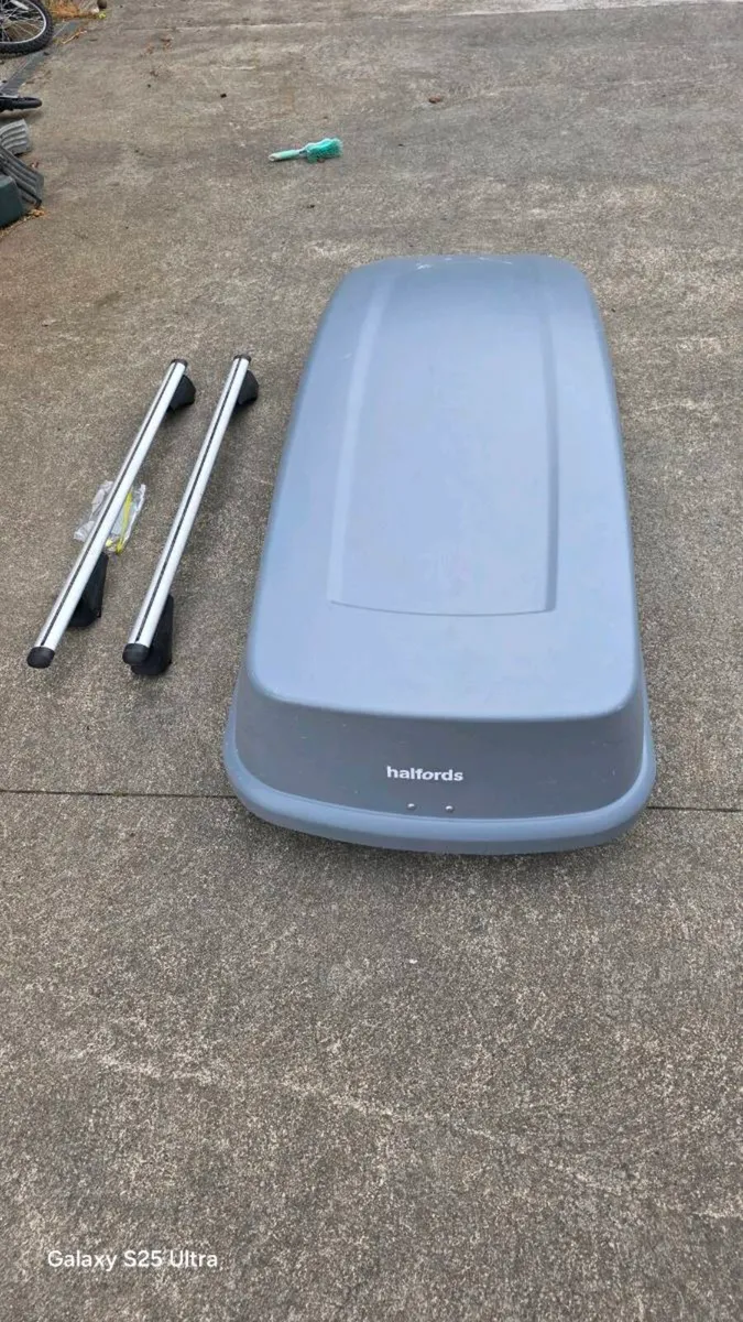 Roof rails with 420L roof box - Image 3