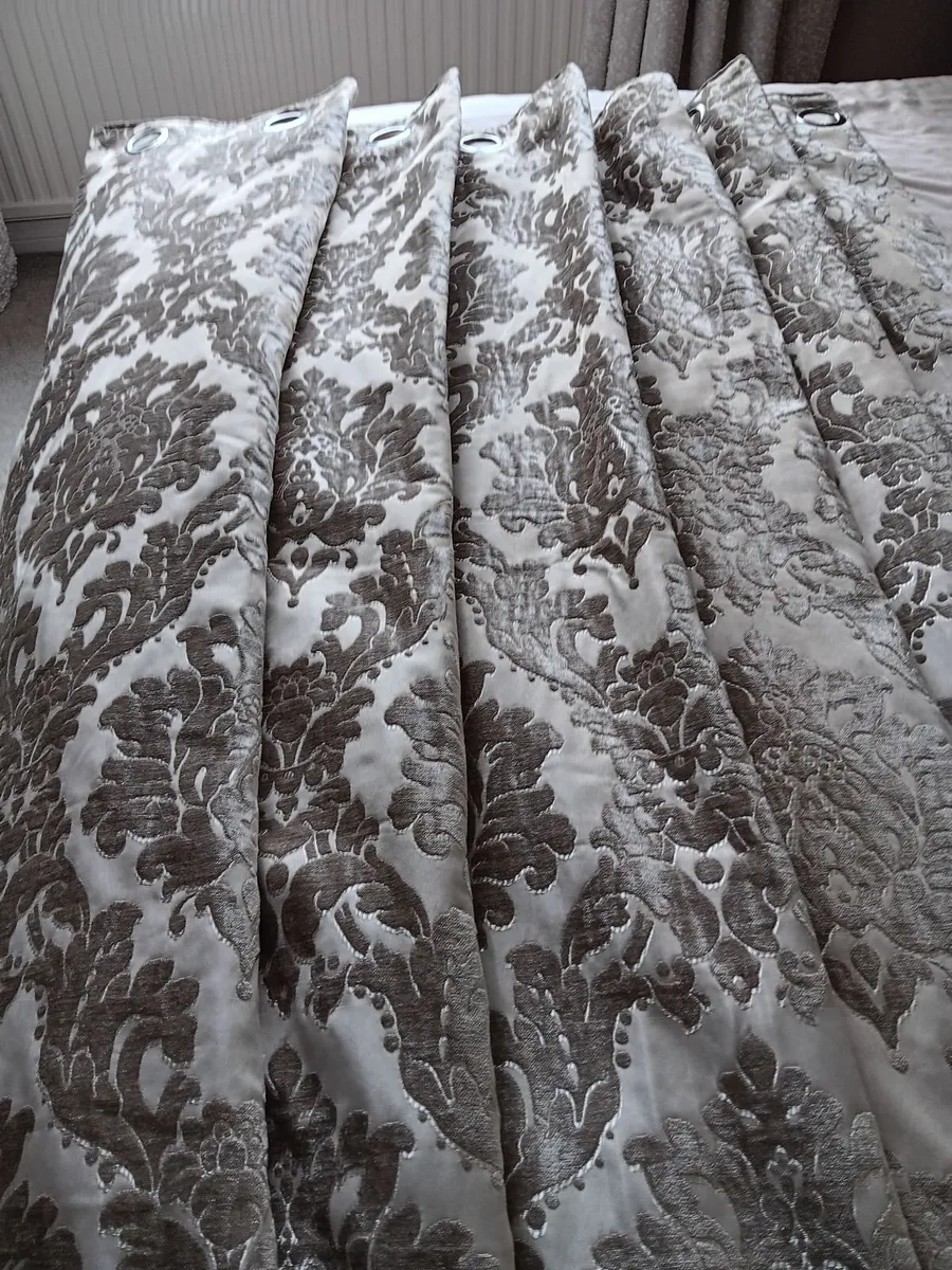 Curtains - Image 2