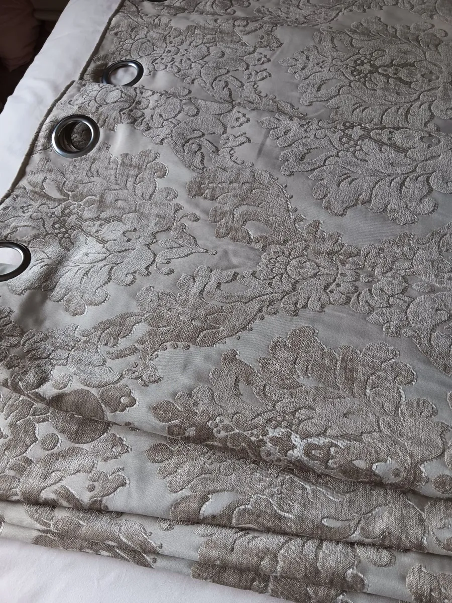 Curtains - Image 3
