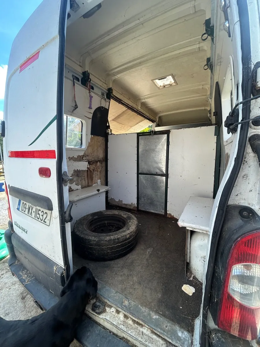 09 Renault master 2 horse van for sale. - Image 3
