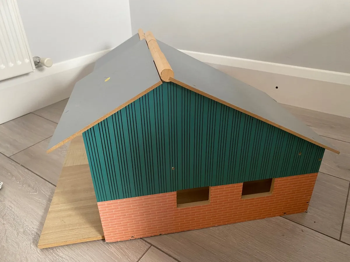 Wooden Farm Shed with accessories - Image 3