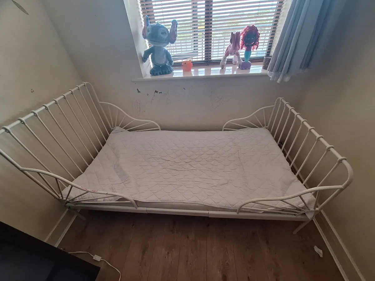 Extendable bed frame with slatted bed base, white - Image 1