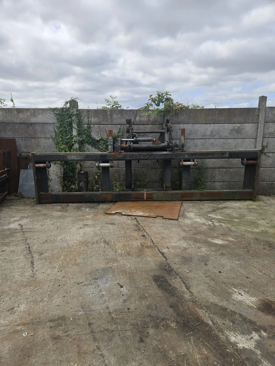 Loading shovel attachment - Image 1