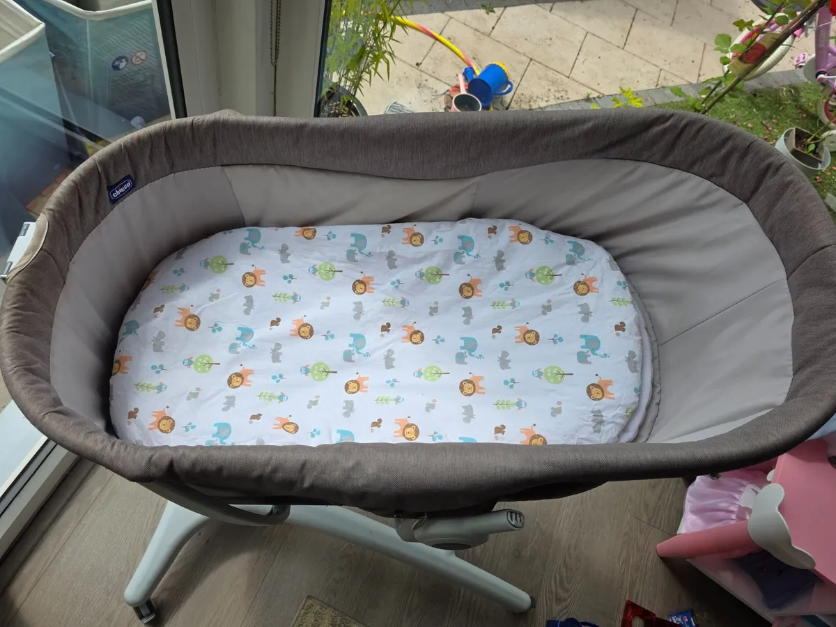 Chicco Next to Me Crib - Lockable Wheels - Image 3