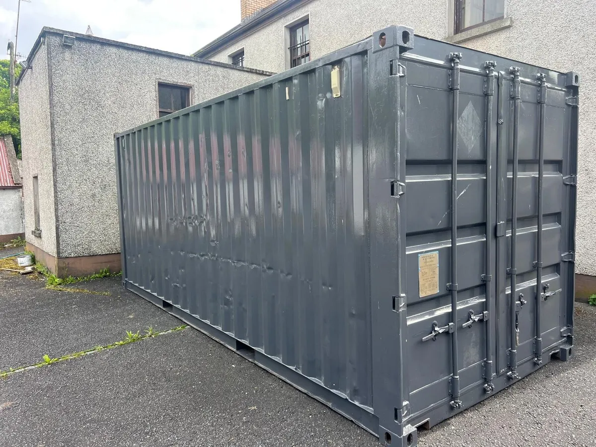 20' Shipping Container, great condition, repainted - Image 1