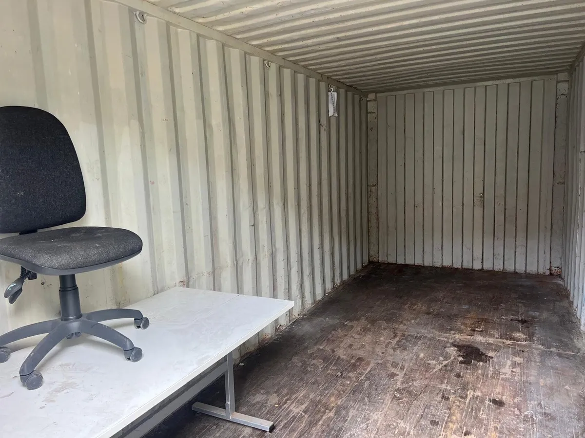 20' Shipping Container, great condition, repainted - Image 3