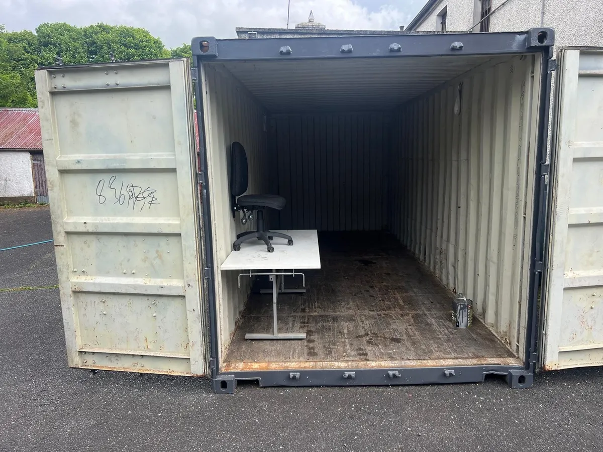 20' Shipping Container, great condition, repainted - Image 4