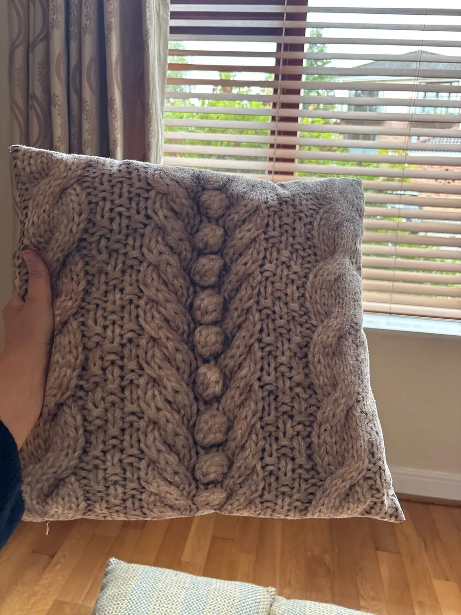 4 Living Room Cushions - Image 2