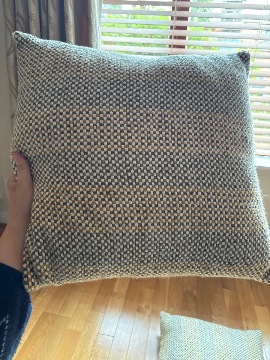 4 Living Room Cushions - Image 3