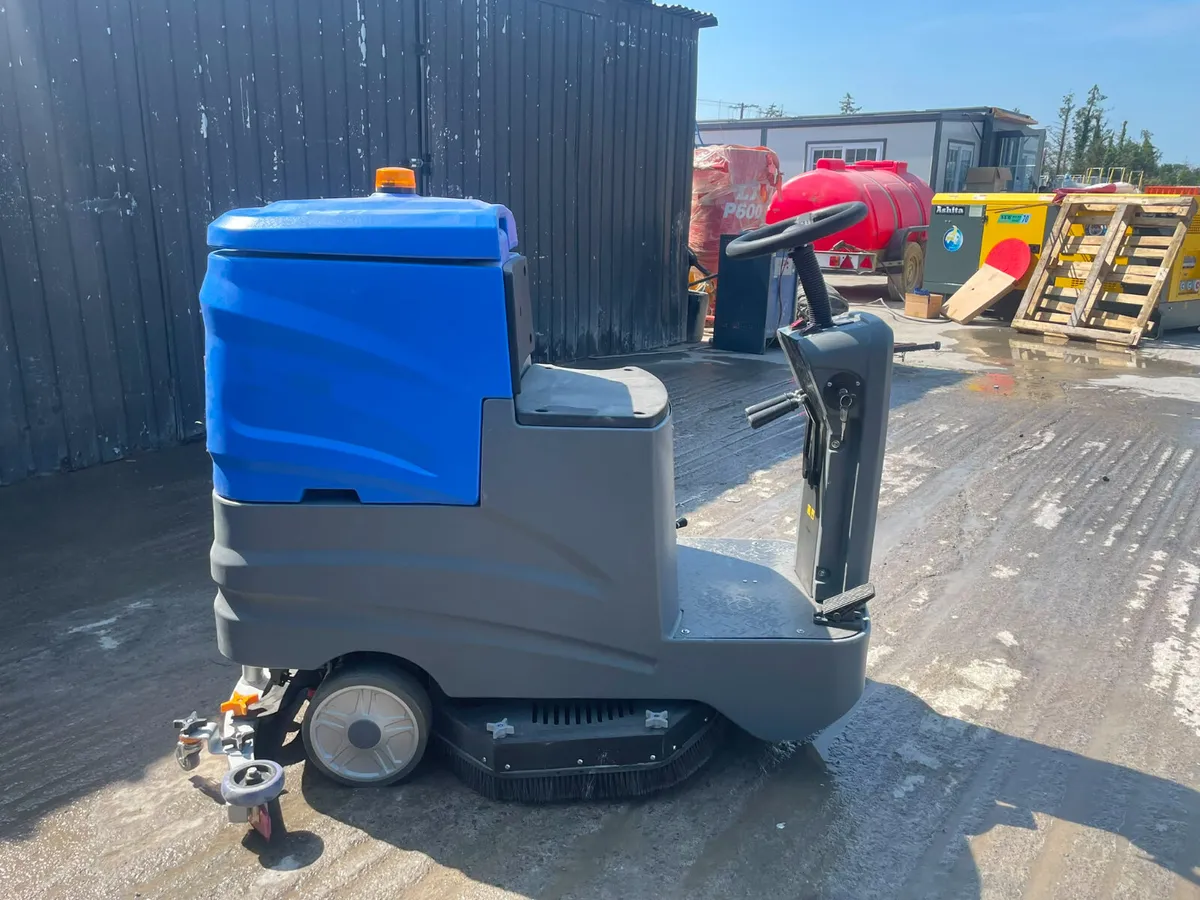 Ride-on floor scrubber/dryer - Image 1