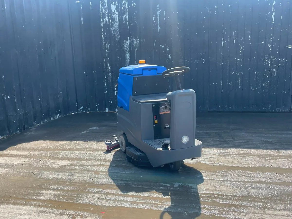 Ride-on floor scrubber/dryer - Image 2