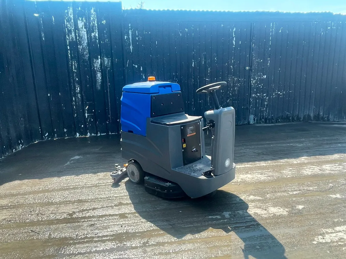 Ride-on floor scrubber/dryer - Image 3