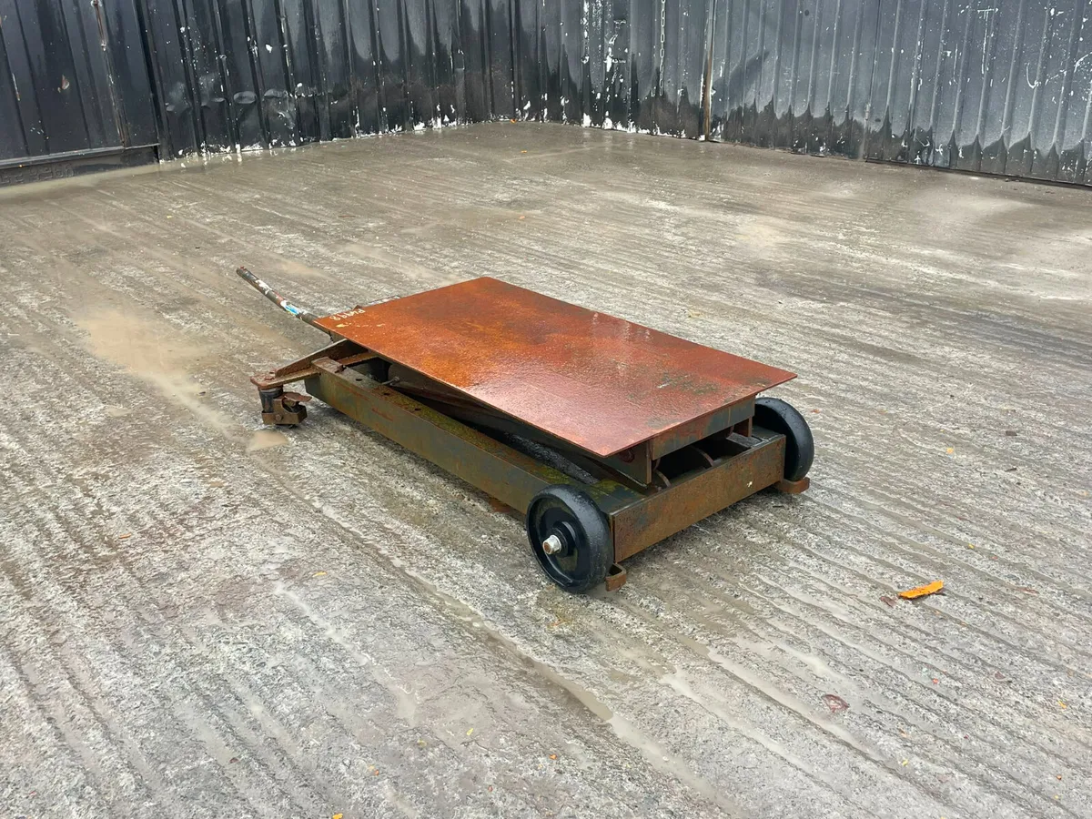 Low-profile hydraulic lifting table - Image 1