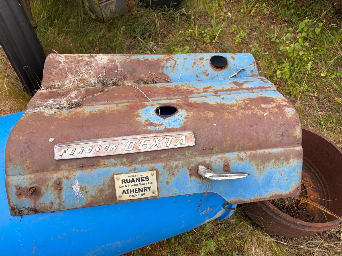 Tractors and tractor parts - Image 1