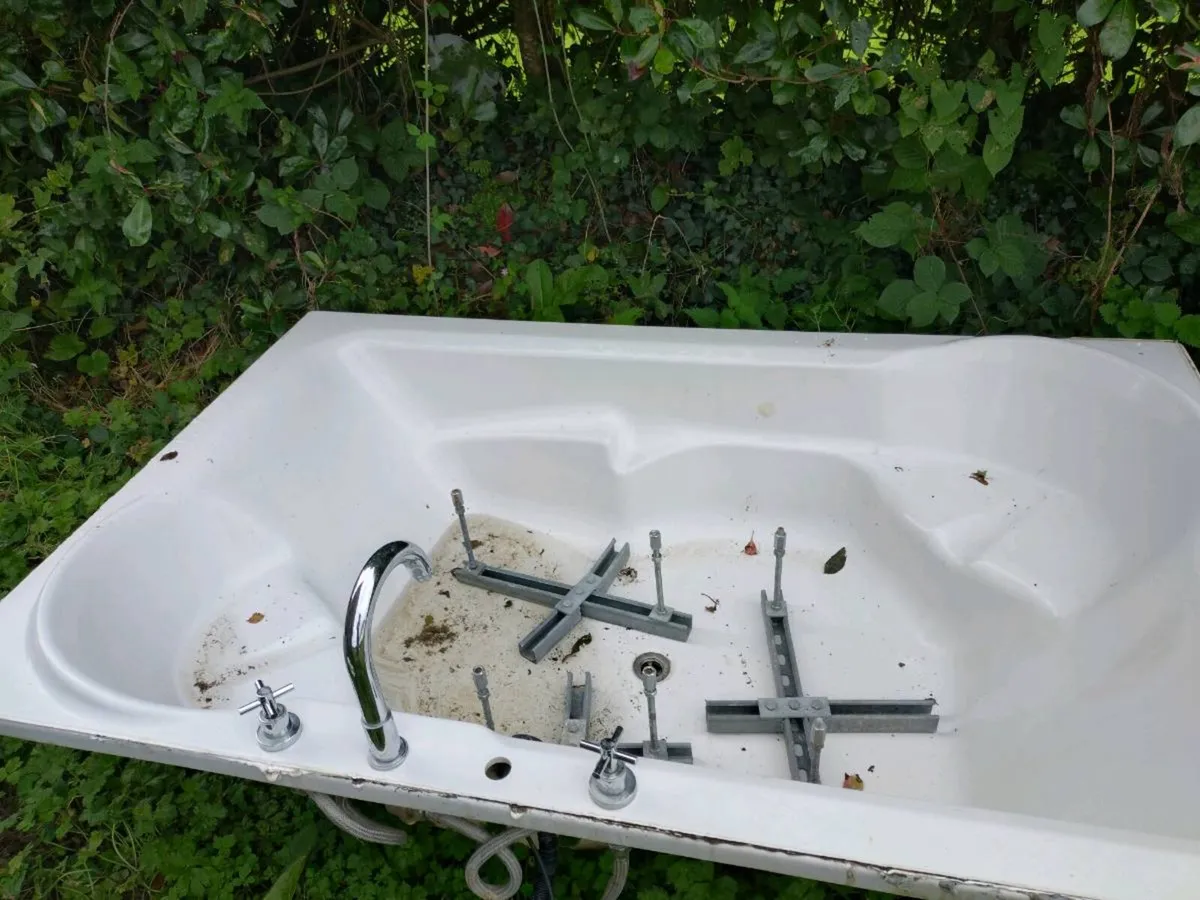 Large bath tub - Image 1