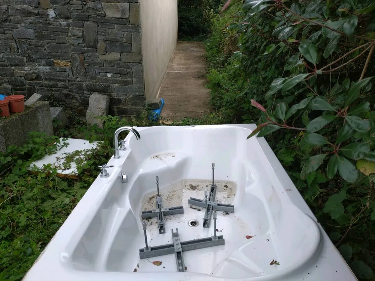 Large bath tub - Image 2