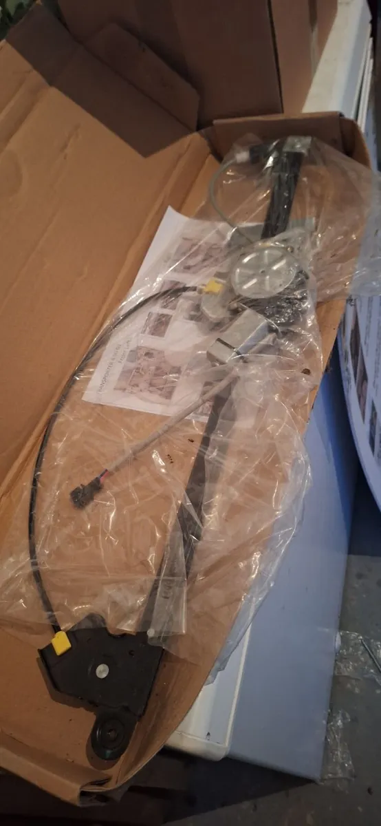 T4 transporter window motor - Image 1