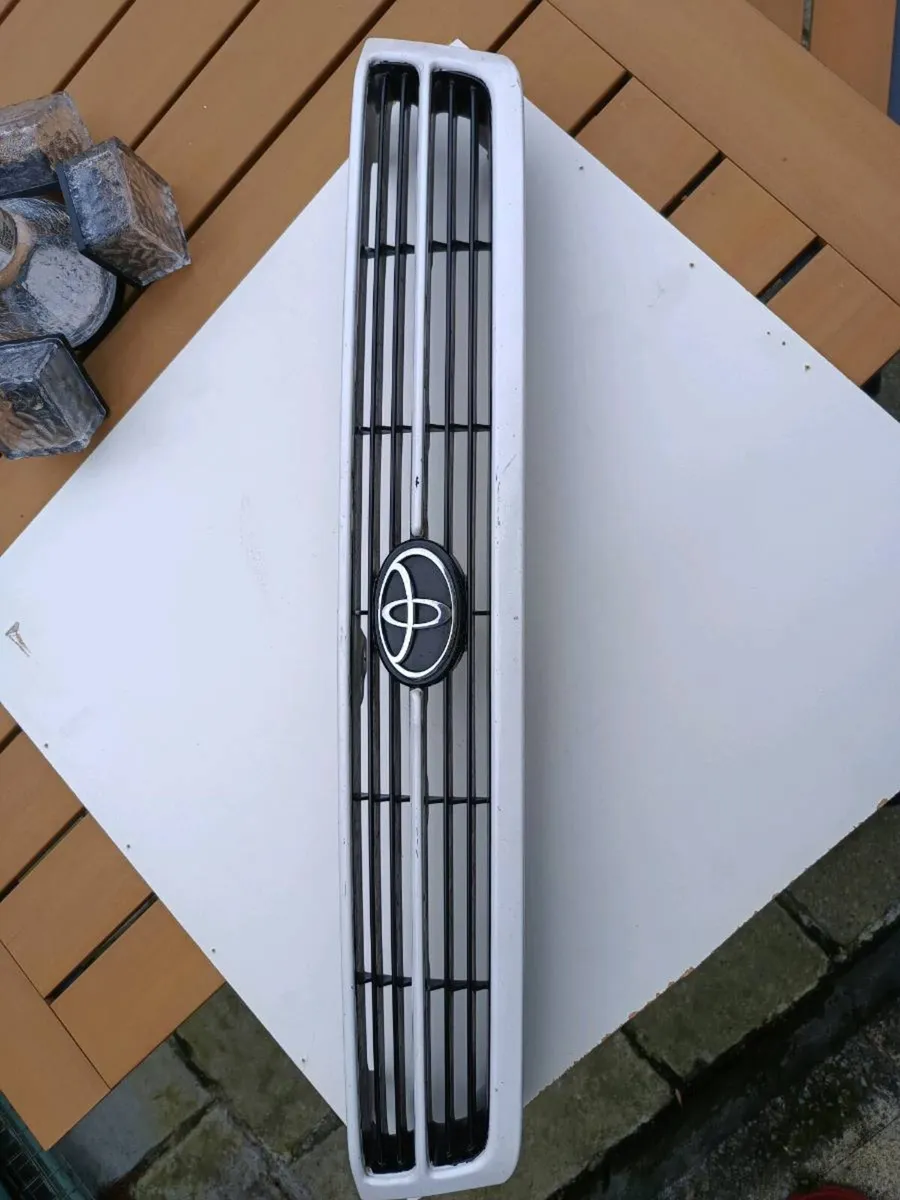 Toyota Carina E front grill - Image 1
