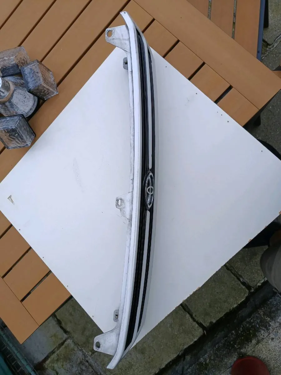 Toyota Carina E front grill - Image 2