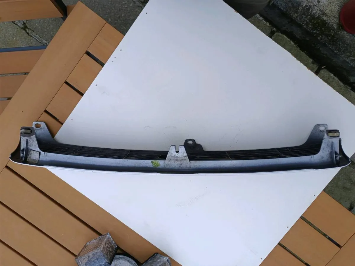 Toyota Carina E front grill - Image 3