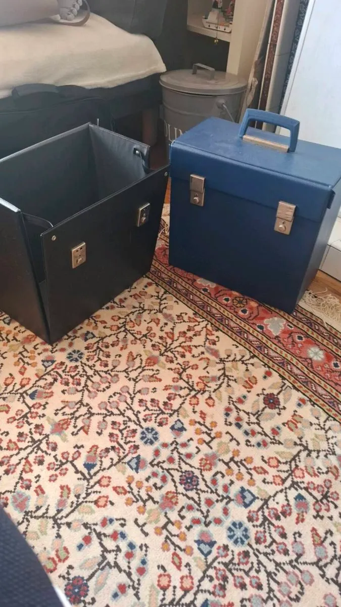 Record carrier