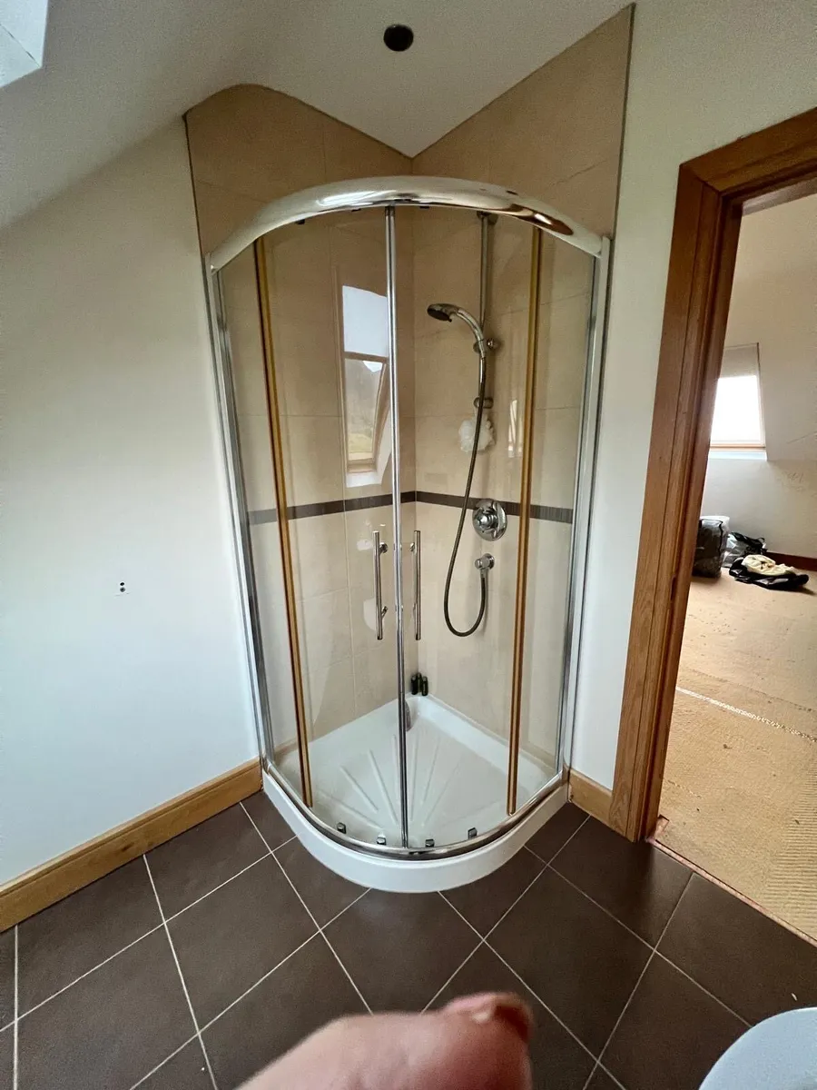 Guest shower tray/doors