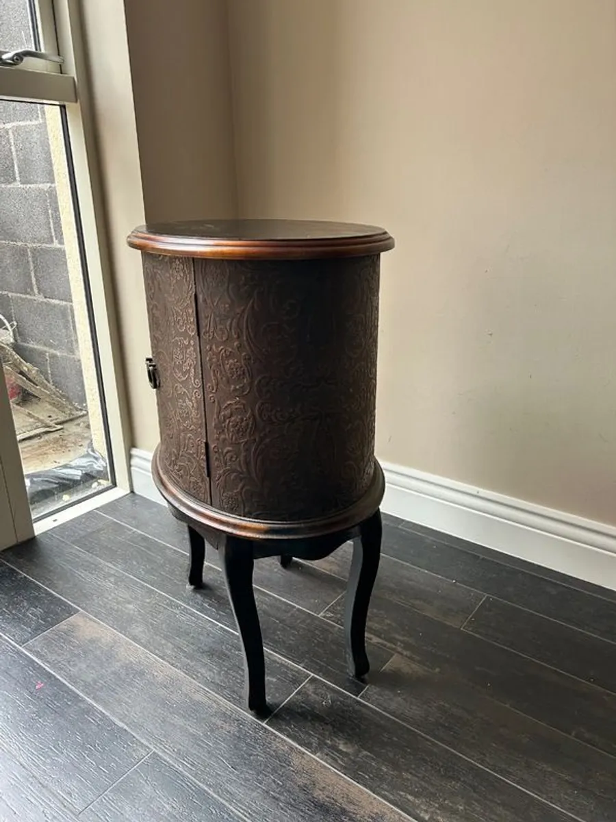 Oval side table with embossed doors - Image 1