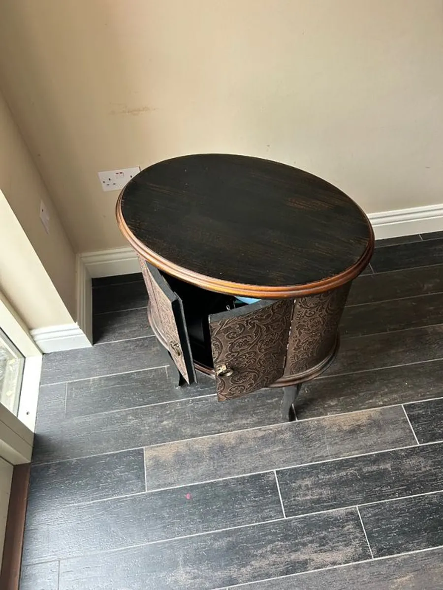 Oval side table with embossed doors - Image 2