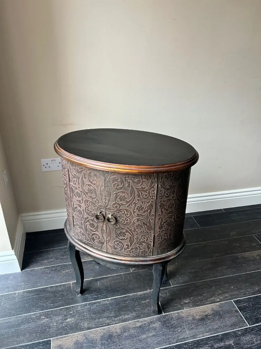 Oval side table with embossed doors - Image 3
