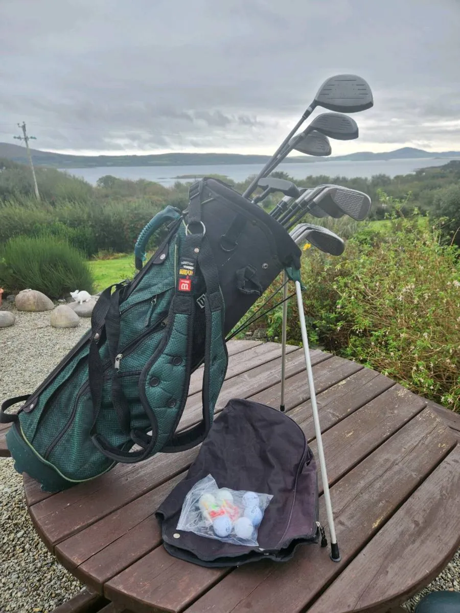 Men's Set: 4 x woods, 9 x irons, putter & bag. - Image 1