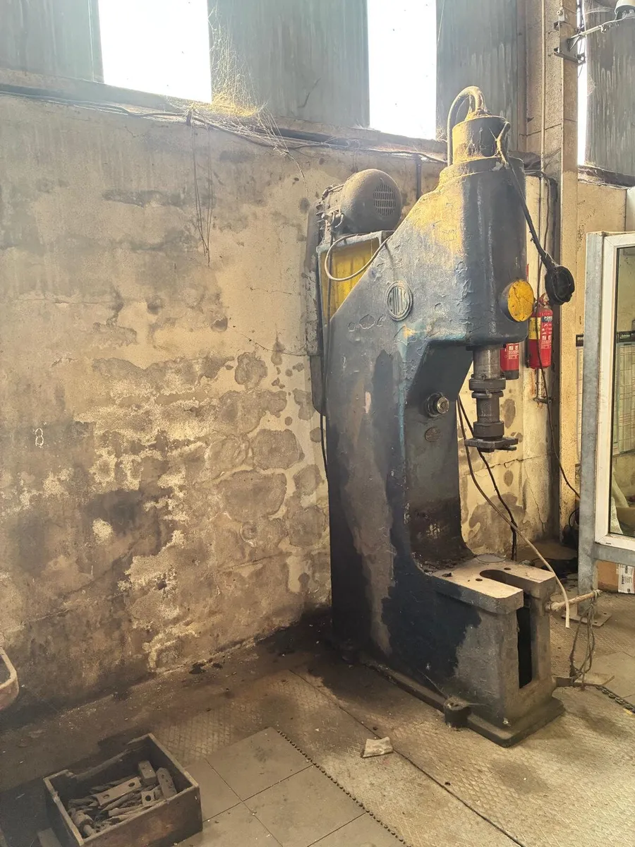 Workshop equipment - Image 2