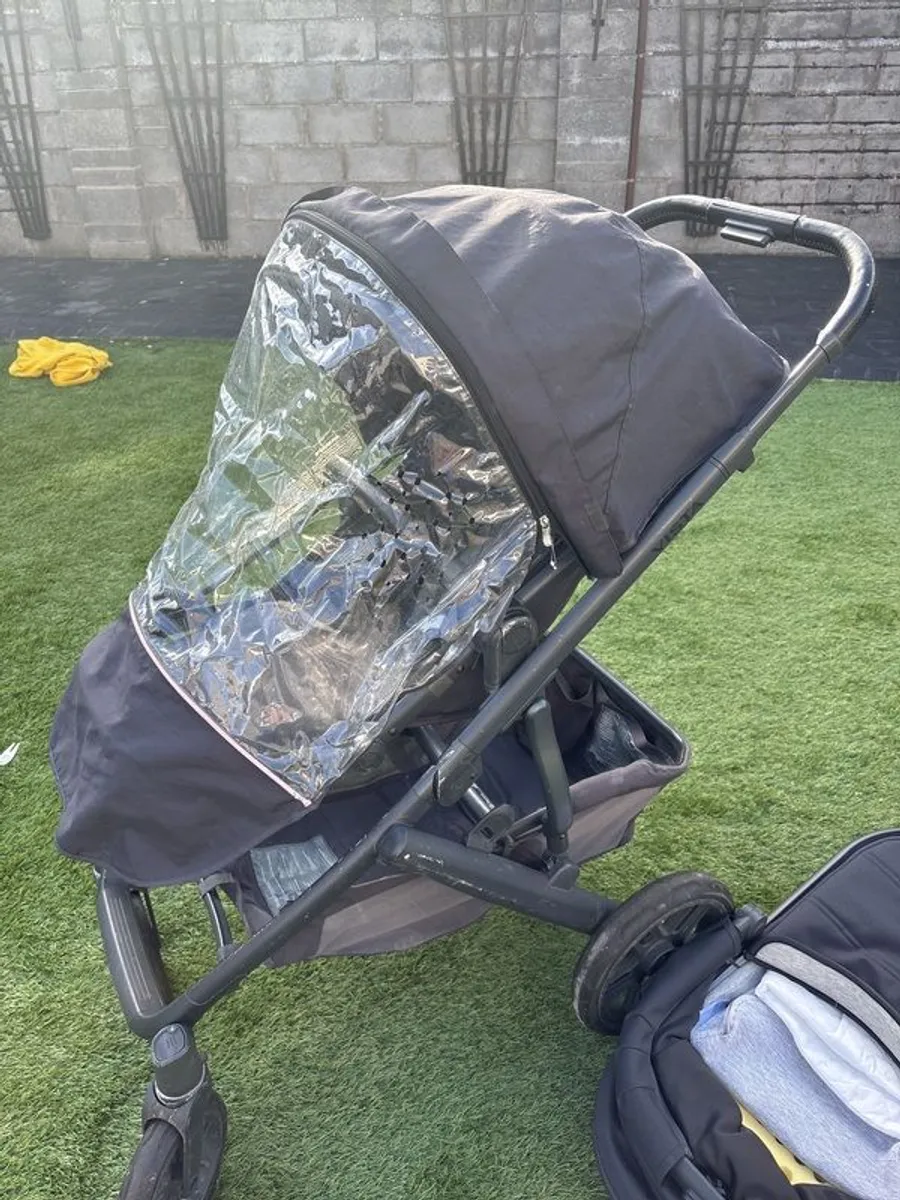 Uppa Baby Vista V2 bassinet and toddler seat - Image 4