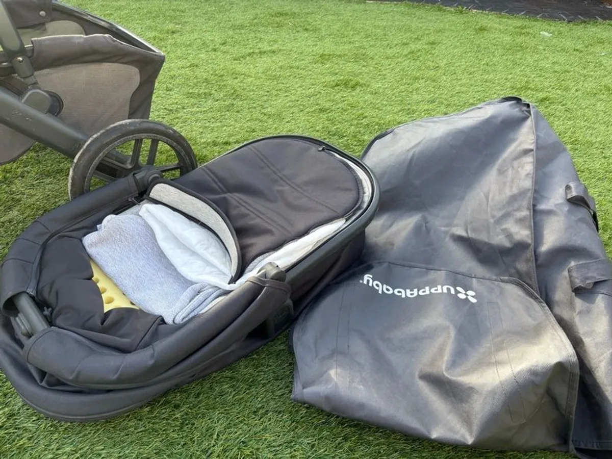 Uppa Baby Vista V2 bassinet and toddler seat - Image 1