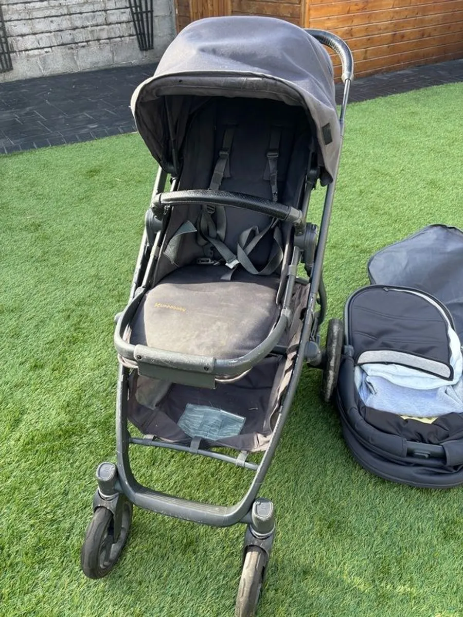 Uppa Baby Vista V2 bassinet and toddler seat - Image 2