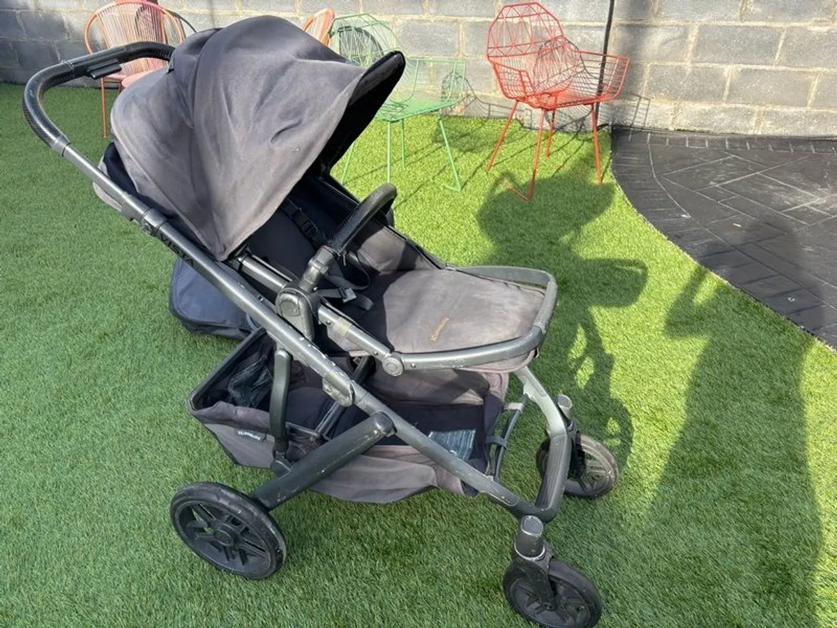 Uppa Baby Vista V2 bassinet and toddler seat - Image 3