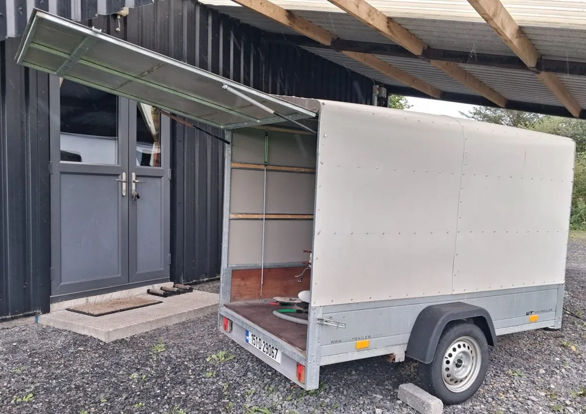 Covered trailer with flat rear door, gas struts. - Image 2