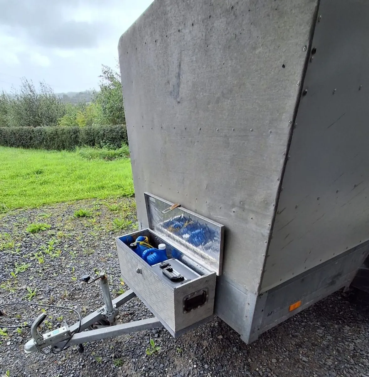 Covered trailer with flat rear door, gas struts. - Image 3
