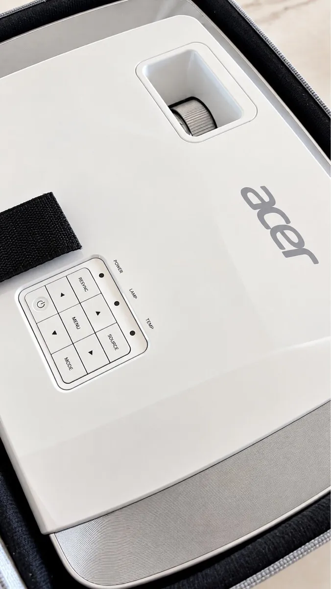 ACER HD Projector, great condition, needs new lamp - Image 2