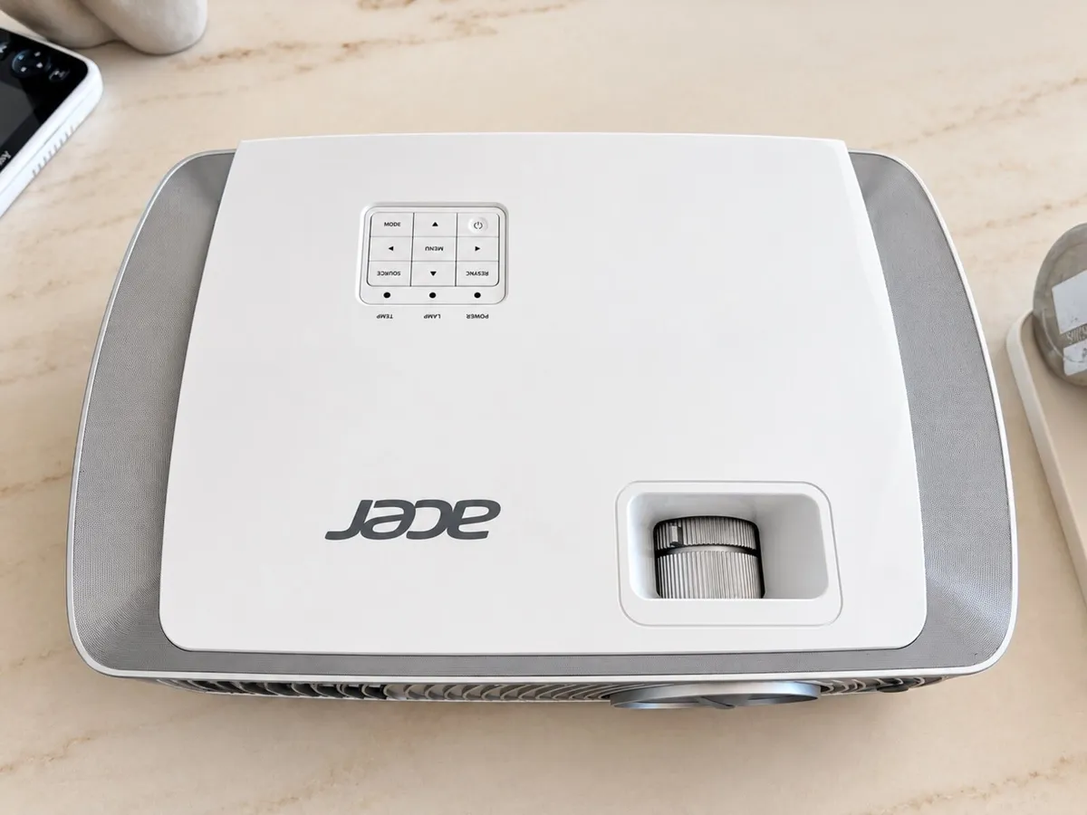ACER HD Projector, great condition, needs new lamp - Image 4