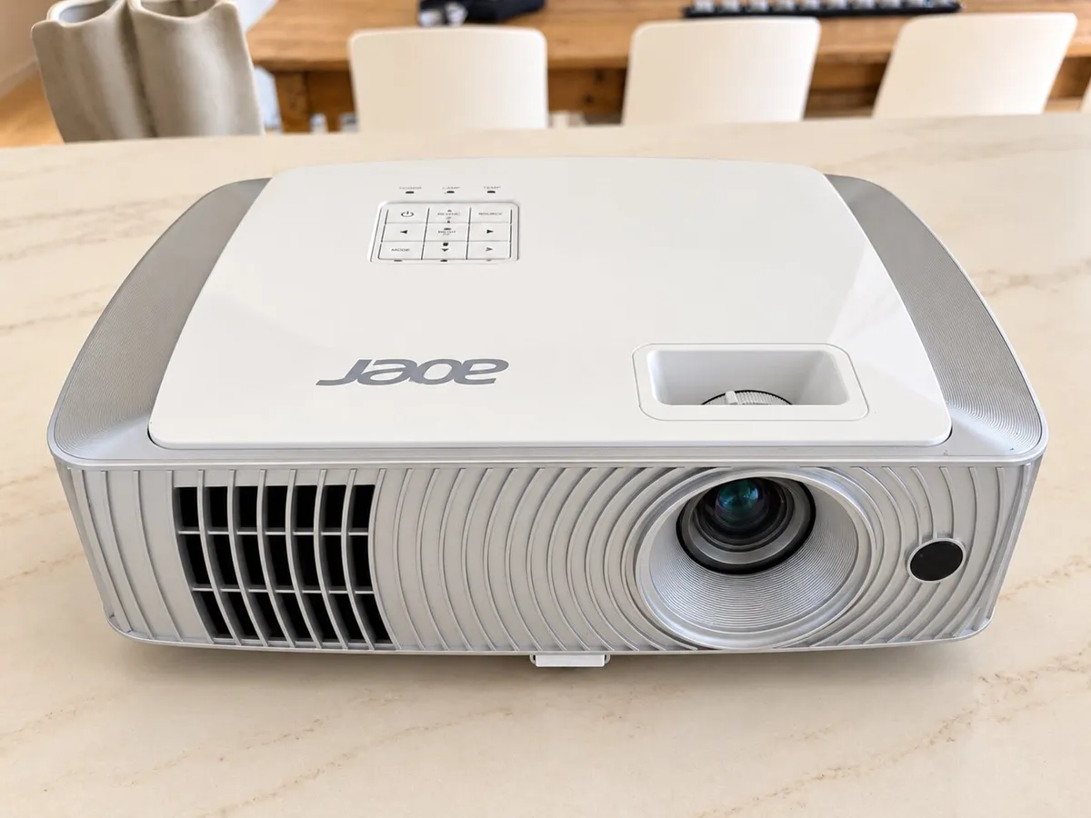 ACER HD Projector, great condition, needs new lamp - Image 1