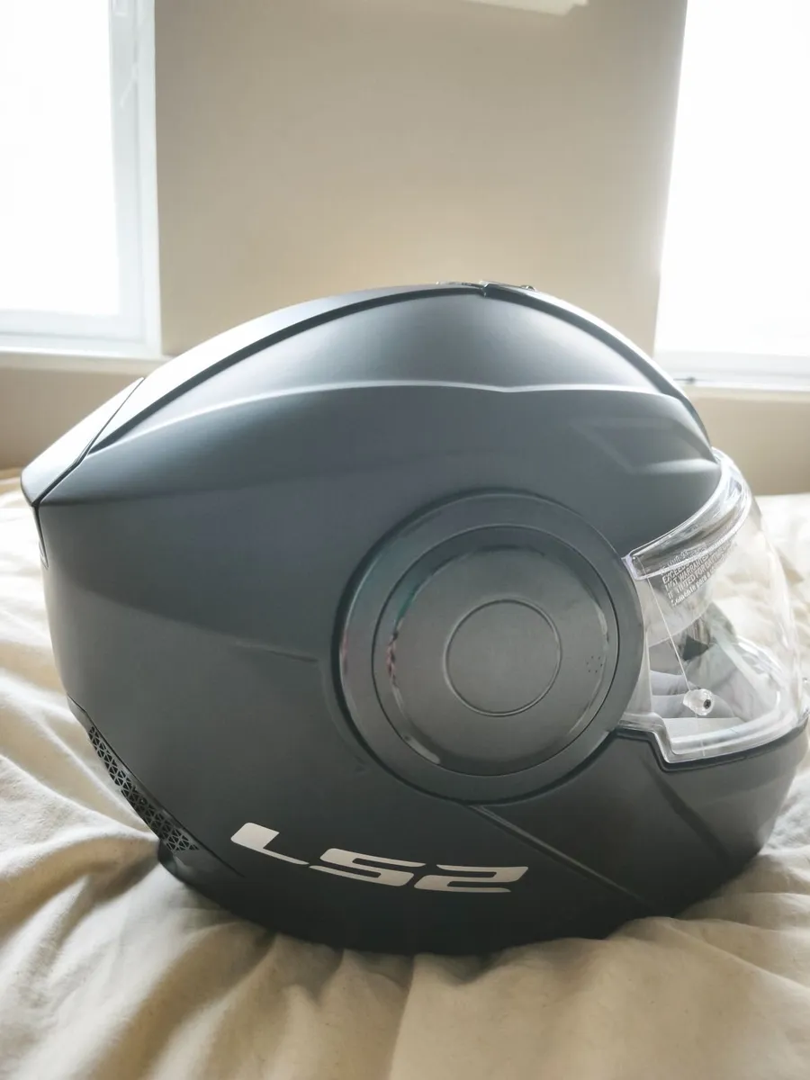 LS2 Motorcycle Helmet - Image 3